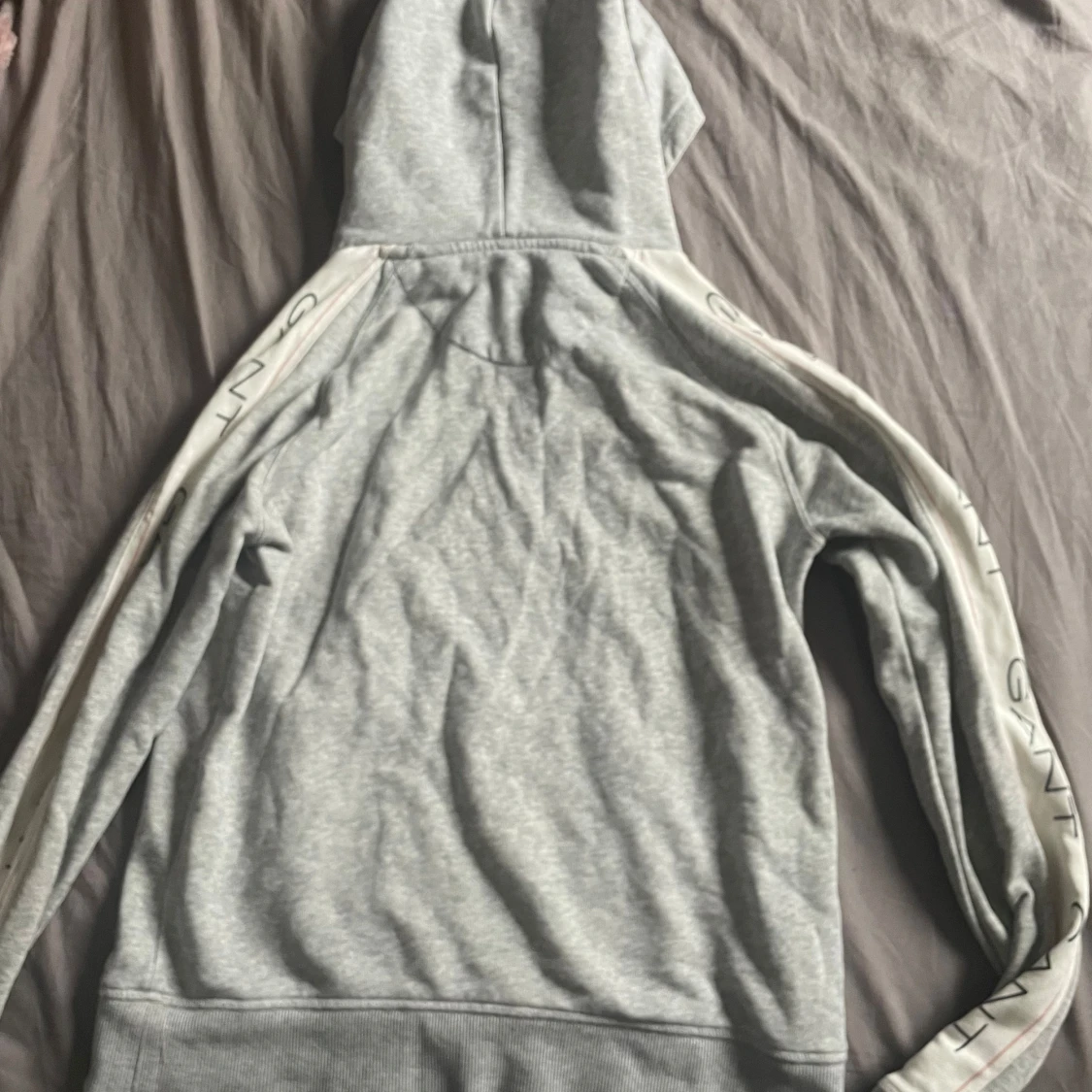 Grå GANT houdie  - 90