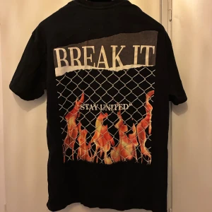 Svart t-shirt med tryck - Svart t-shirt med stort tryck på ryggen. Strl S