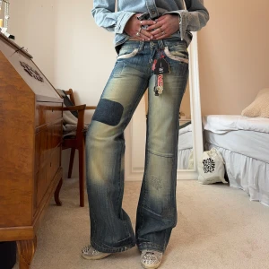 Jeans - Så så såååå coola jeans med patches!! Helt nya o oanvända. De är i storlek 27 o måtten är 36 cm över midjan 83 i innersöm!❤️‍🩹❤️‍🔥 lågmidjade bootcut