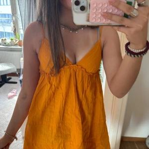 sommarklänning  - INTRESSEKOLL!!! Skit snygg orange klänning som jag köpt i usa!! kp om du är intresserad 🧡
