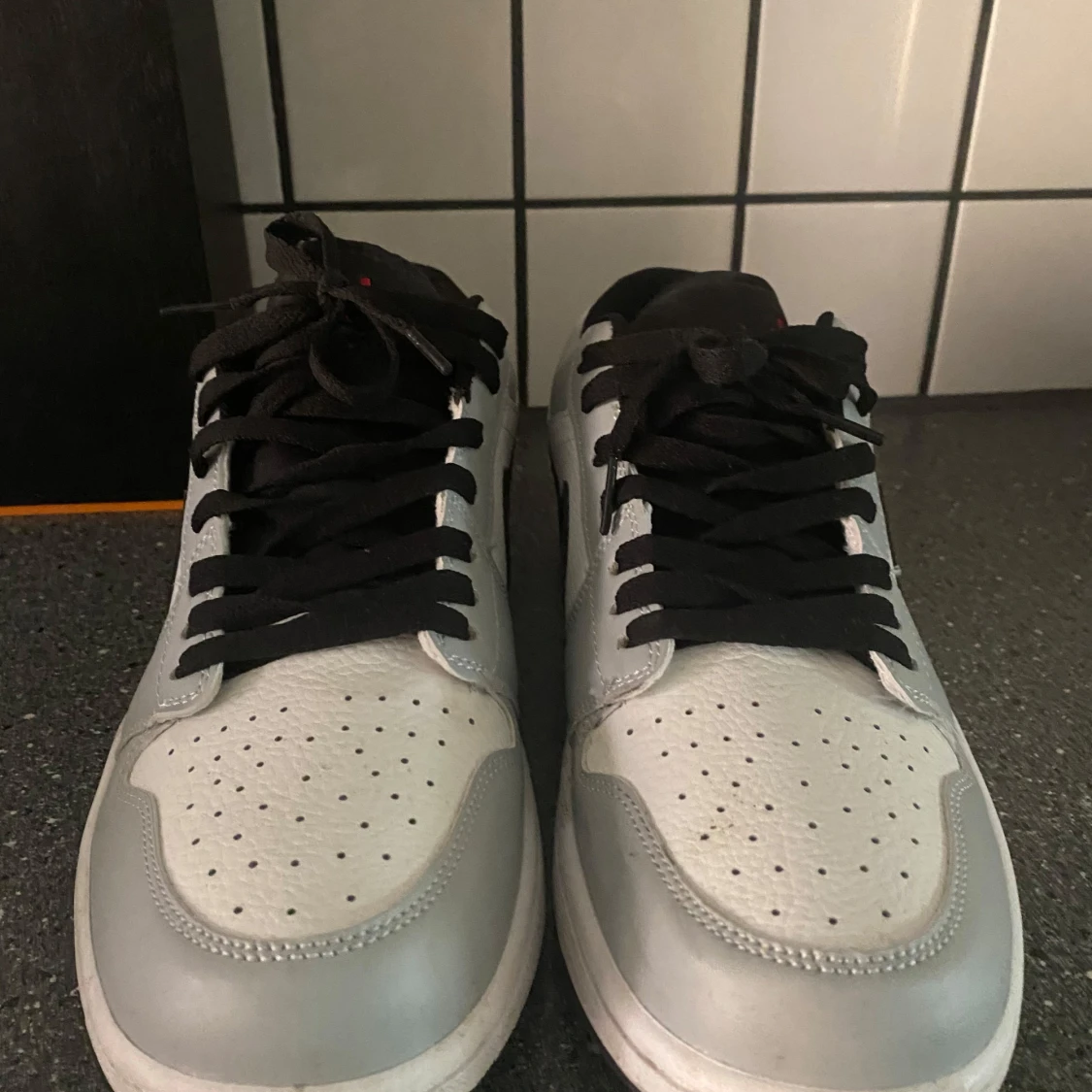 Nike Air Jordan 1 Low i vitt och grått - 2