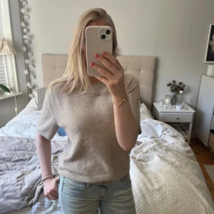 Beige stickad tröja  - Säljer denna kortärmade stickade tröjan från hm. Använd några gånger. Är i st M men passar även S och Xs❤️