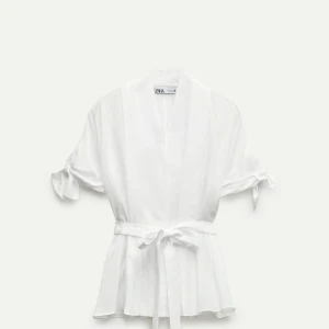 Zara topp - Jättefin blus från Zara med knappar man knyter i midjan, blev inte bra på bild så tog från min beställning men använd men k super fint skick! 