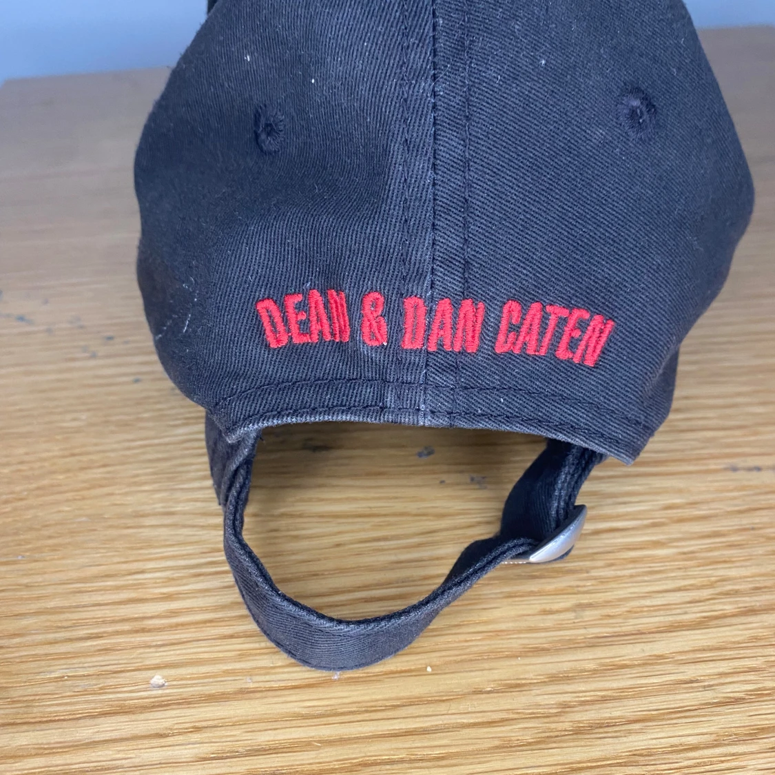 Svart keps från Dsquared2 med röd brodyr - 2