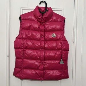 Moncler väst  - Säljer min systers Moncler väst då den inte kommer till användning längre. Den är i storlek 2 (S) och är i mycket bra skick. Den är väl omhändertagen. Skriv vid fler frågor🩷🩷