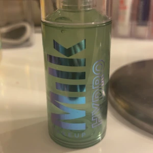 Milk Makeup Hydro Grip Primer - Säljer min milk primer då jag har så många andra primers, mer än halva kvar och sminket sitter hela dagen🫶🏻