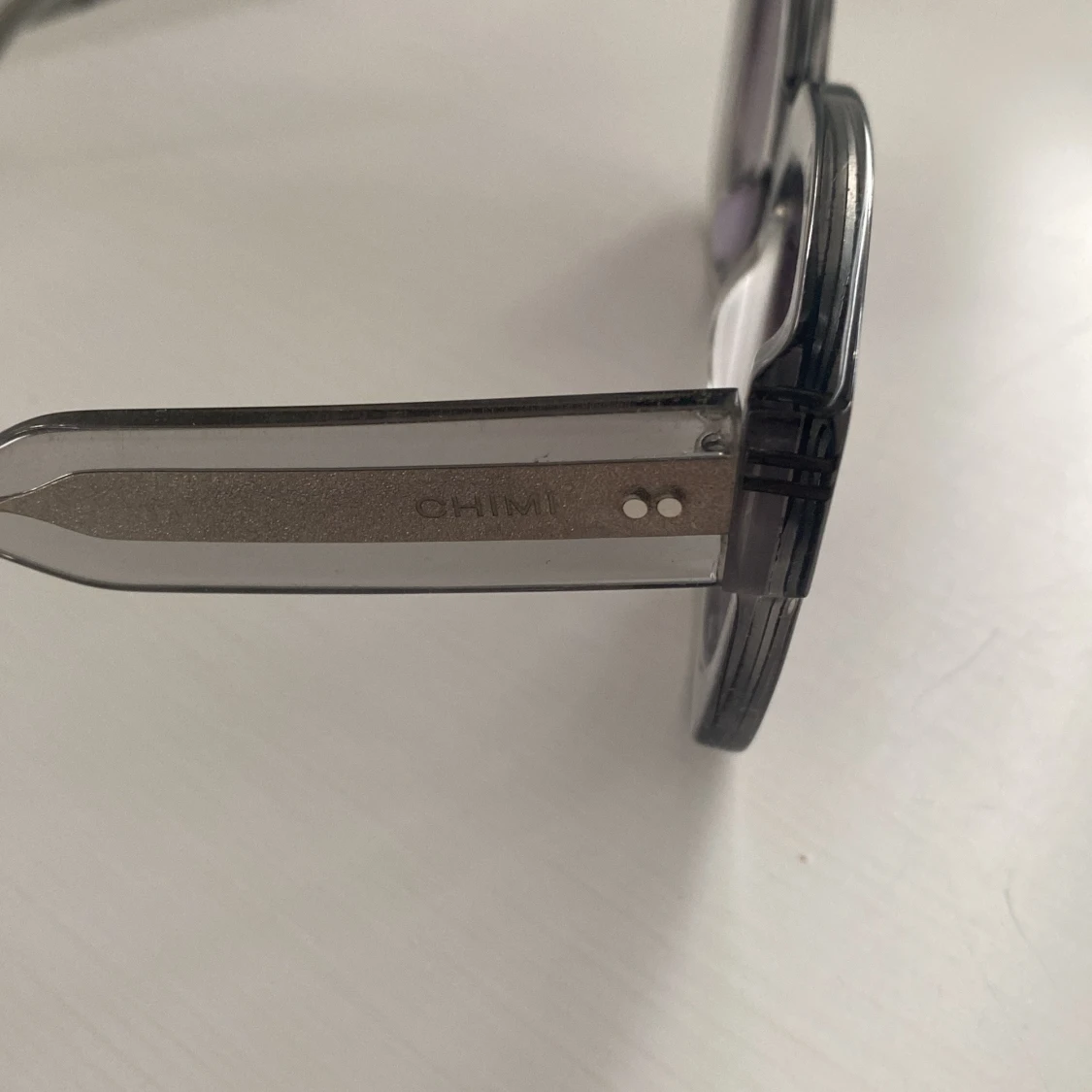 Grå transparenta solglasögon från Chimi - 2