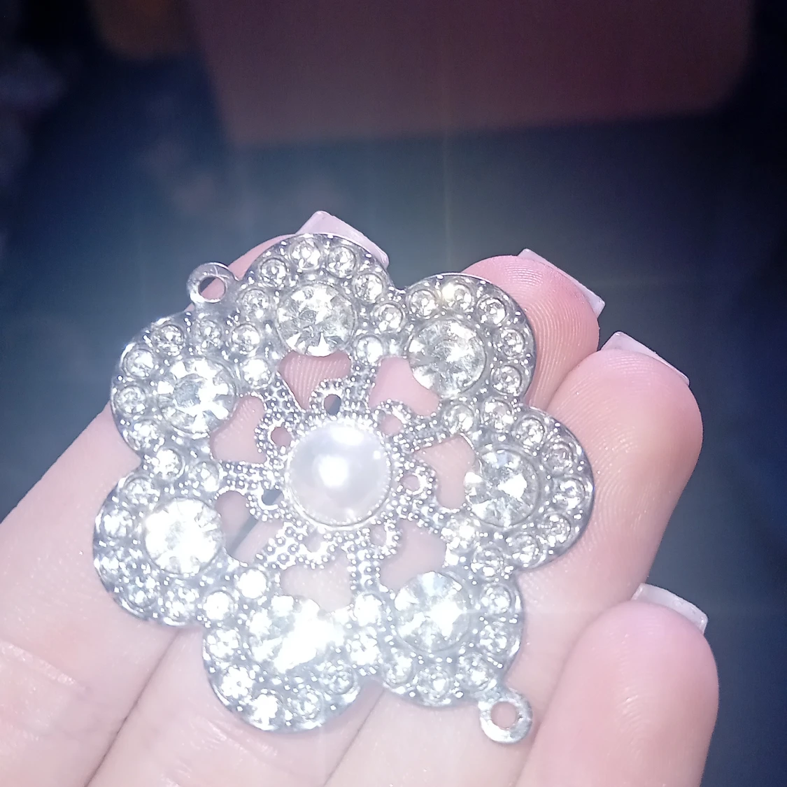 Silverfärgat blomformat hänge med pärla och strass - 4