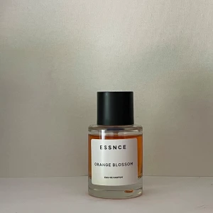 ESSNCE Orange Blossom Eau de Parfum - Top notes are Neroli, Bergamot and Pink Pepper; middle notes are Orange Blossom, Jasmine, Honeysuckle, Rose and Iris; base notes are Sugar, Vanilla, Caramel, Musk and Amber. 