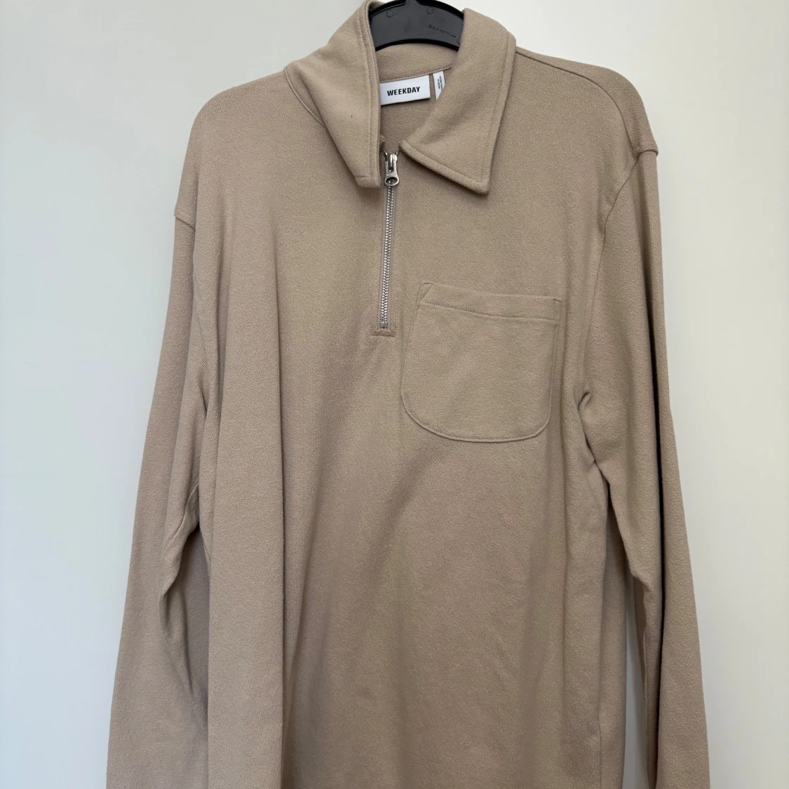 Beige långärmad tröja med dragkedja från Weekday