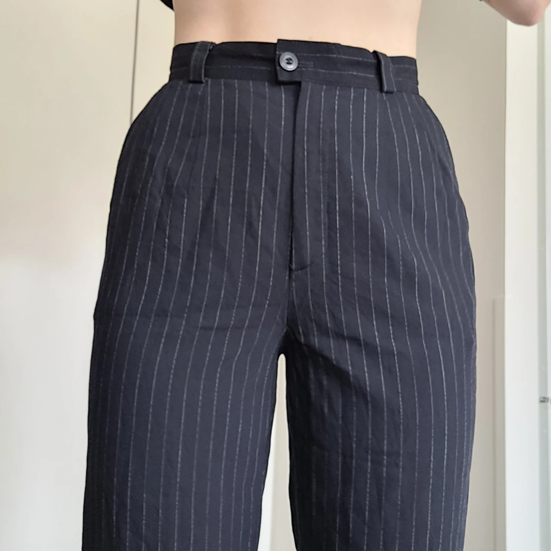 Svarta kostymbyxor med vita ränder