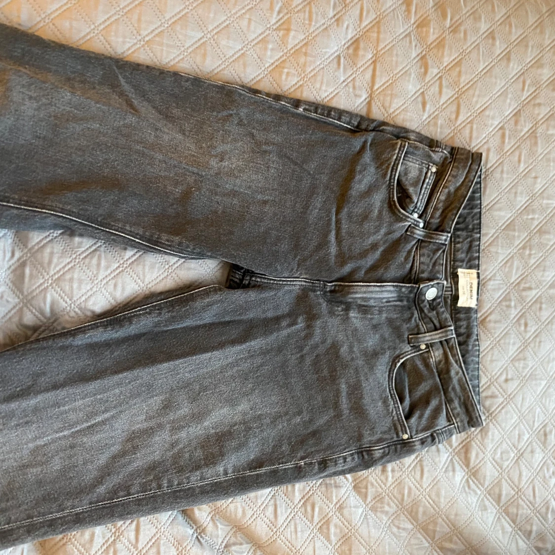 Svarta raka jeans med slits  - 3