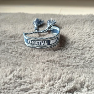Dior armband - Säljer detta snygga dior armbandet. Helt nytt! Aldrig använt. Passar perfekt nu till sommaren. Skriv vid frågor!