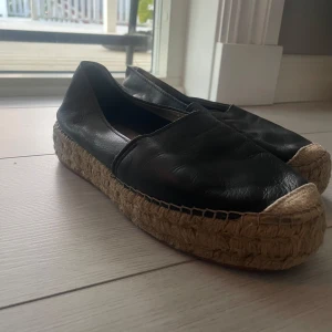 Platå espadrillos - Modellen ”Ida Nappa”, nypris 1200kr. Har tecken på användning, men i gott skick! Platå, 3 cm. Skulle säga att de är true to size, alltså passar någon med storlek 37! Perfekta nu till sommaren☀️.