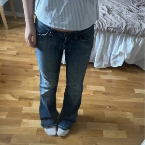 Lågmidjade jeans - Snygga Lågmidjade jeans. Det står ingen storlek i men skulle säga S/M. De är lite slitna längst ner. Skriv för mått eller fler bilder. Lägg gärna prisförslag!!🩷🩷