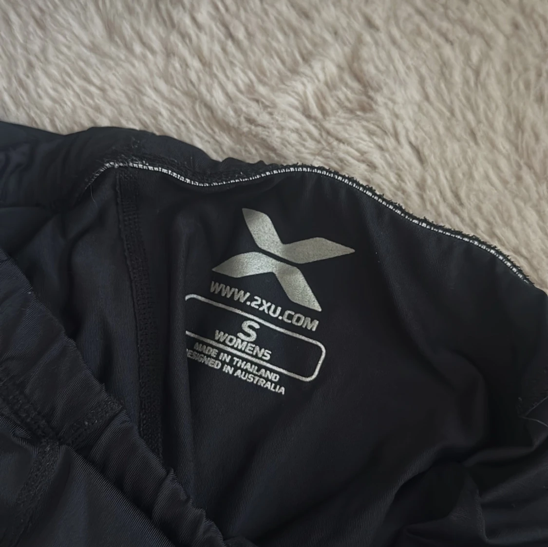 Svarta träningstights från 2XU med rosa detaljer - 1