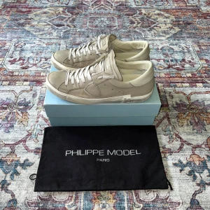 Philippe Model Skor - Philippe Model Skor I Storlek 44⚜️BRA SKICK, perfekta till sommaren med en stilren look|Kontakta vid minsta fråga🛎️