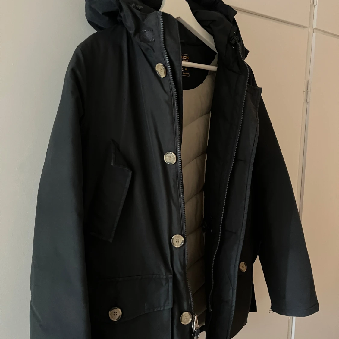 Svart jacka med huva från Woolrich - 1