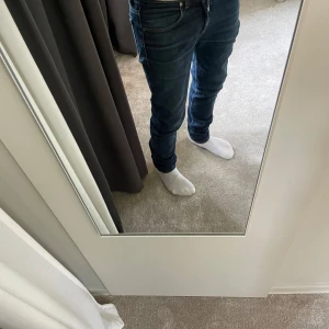 Acne studios jeans  - Säljer ett par sjukt snygga ACNE studios jeans som sitter ganska slimfit, som ni ser på bilden. Jeansen har fem fickor, dragkedja och knapp i midjan. Perfekta till vardags och passar till det mesta. Snygg tvätt och tidlös stil. Passar både S och XS. Sitter tajt i midjan, behöver inget bälte till. Bra skick.