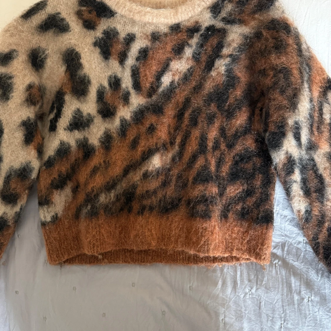 Leopardmönstrad fluffig tröja från & Other Stories