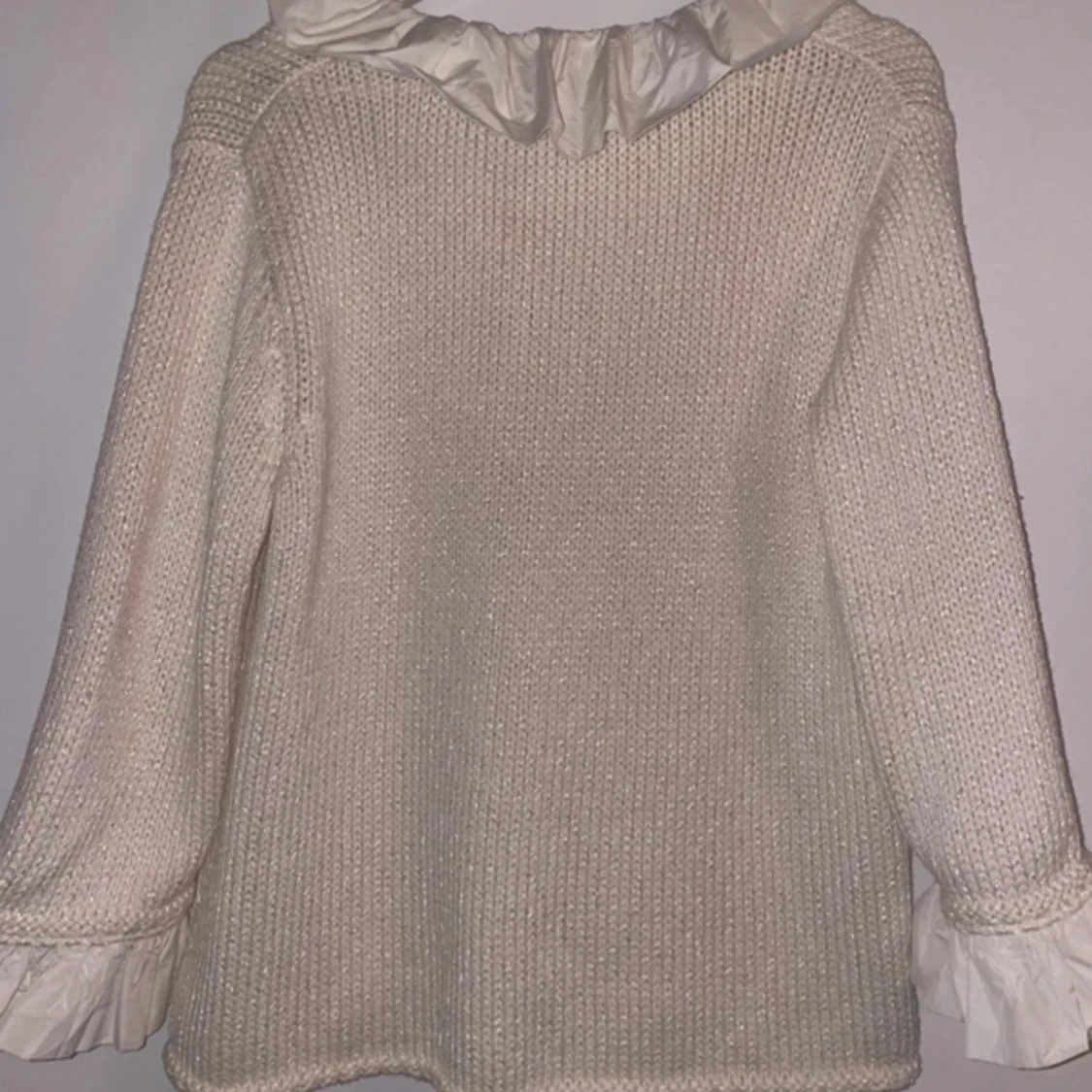 Vit kofta med volangdetaljer - 2