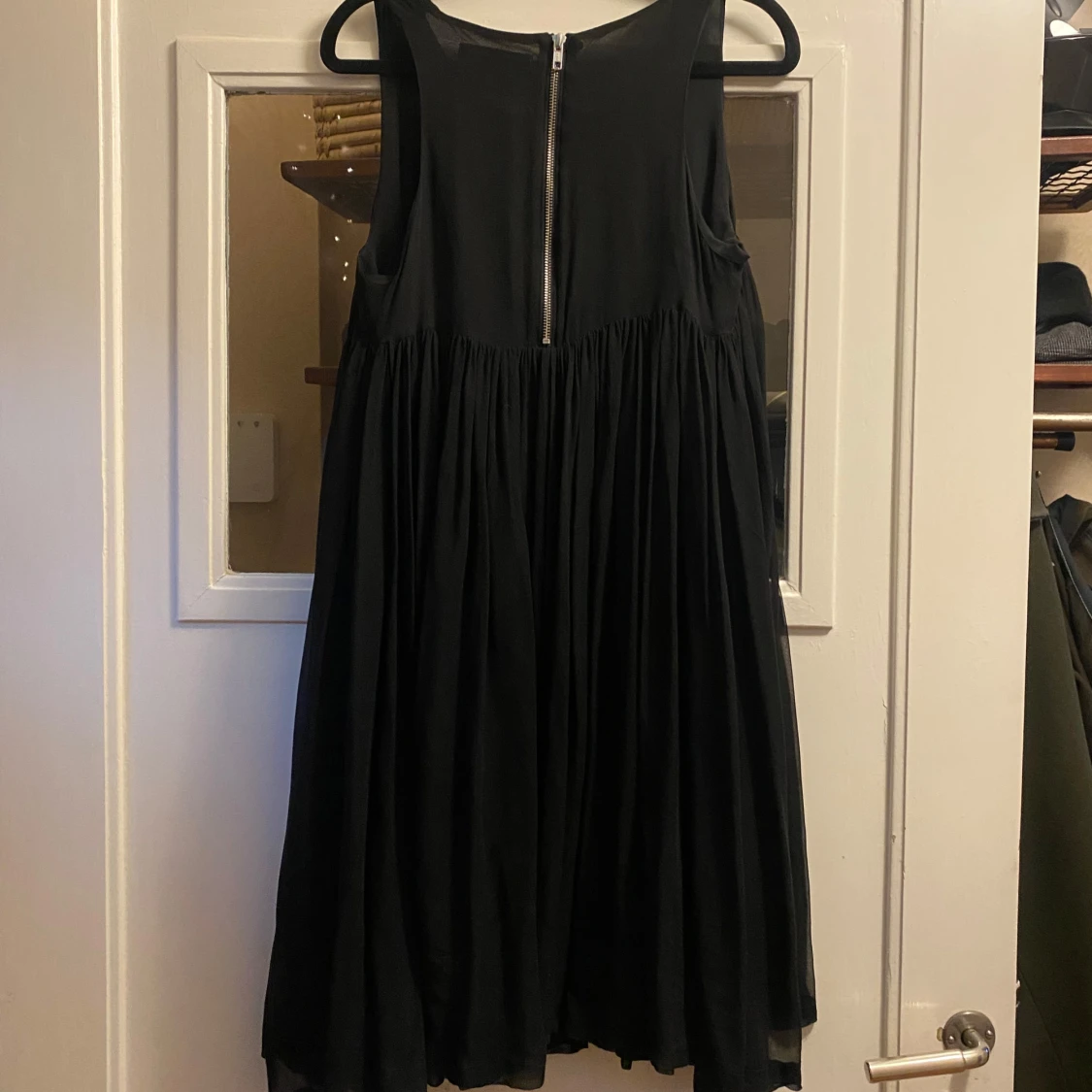 Svart ärmlös klänning med dragkedja - 1