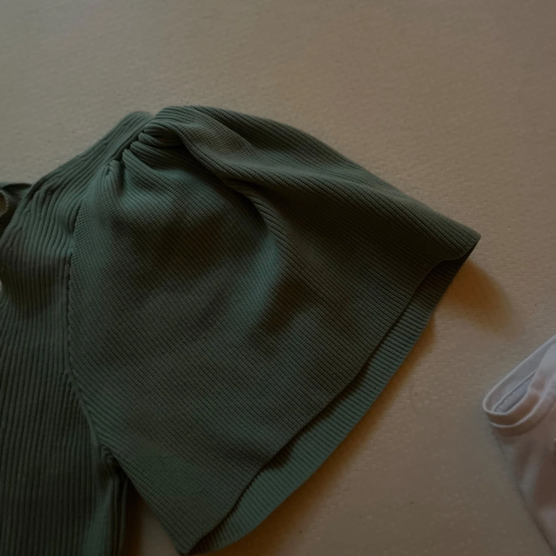 Grön ribbad topp med puffärmar från ONLY - 3