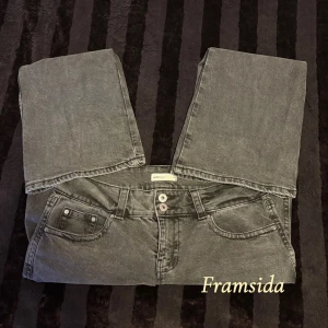 Grå bootcut jeans - Säljer ett par gråa jeans med bootcut-modell. Klassisk femficksdesign och normal passform. Jeansen har knapp- och dragkedjestängning samt bälteshällor. Perfekta för dig som gillar en avslappnad men ändå stilren look!🤍 Strl 38