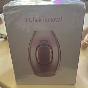 IPL hårborttagningsapparat - Säljer en IPL hårborttagningsapparat i roséguld. Den har LED-indikatorer och justerbar intensitet. Kommer i originalförpackning och passar för hemmabruk. Drivs med 12V och har en kompakt design på 160x127x90 mm.
