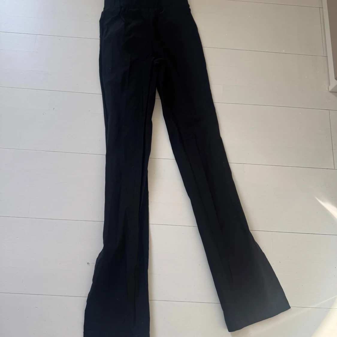 Svarta bootcut byxor med slits xs - 1