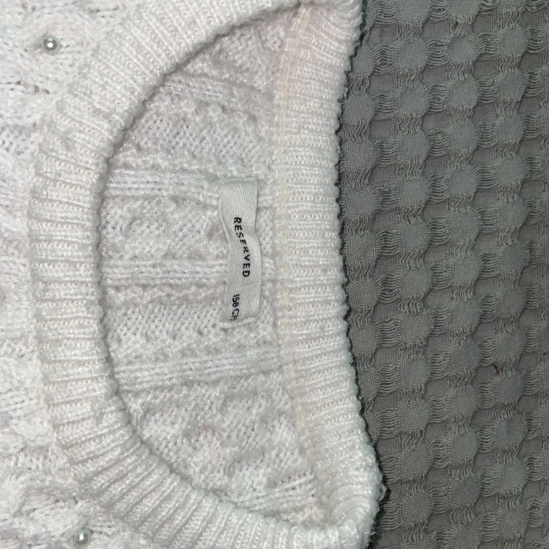 Vit stickad tröja med pärlor - 4