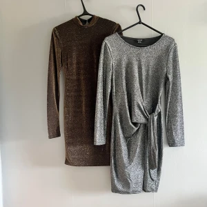 Glittrig klänningar - Säljer en glittrig silverfärgad klänning från Esmara med lång ärm och knytdetalj i midjan i storlek S. Samt en glittrig guldklänning med öppen rygg från H&M i storlek 34 150kr/st eller 250 för båda🤍