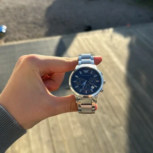 Empori Armani klocka blå - Tja. Säljer denna Armani klocka då den knappast kommer till användning. De är inga skador på den eller så. Allt ingår med klockan. Den har en fräsch silvrig och blå design. Ny pris tror jag vi köpte för 2800, Pris går att diskuteras vid snabbaffär. 🦊❤️