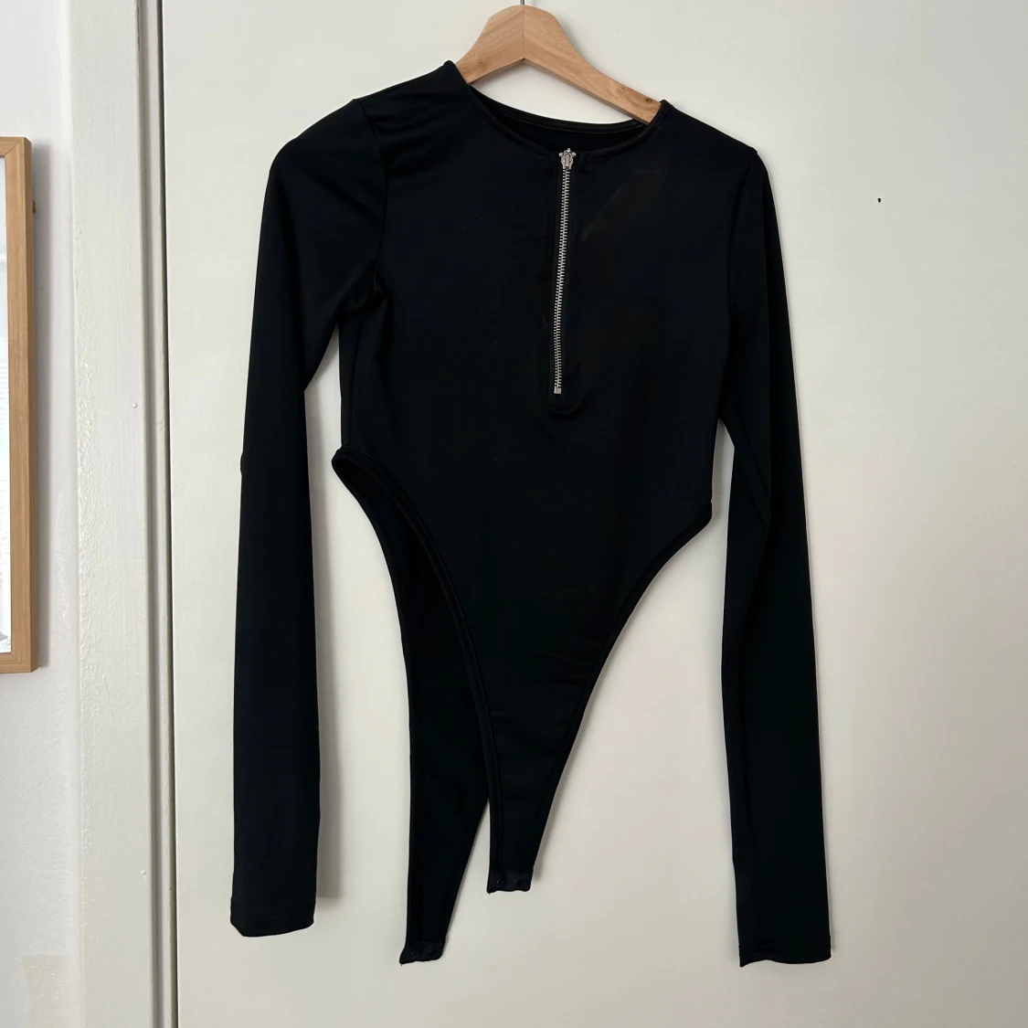 Svart långärmad bodysuit med dragkedja