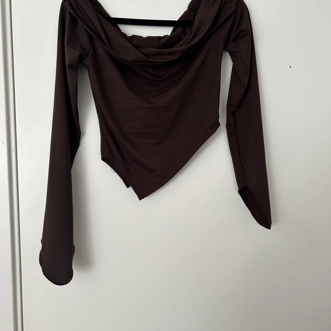 Brun långärmad topp med draperad hals