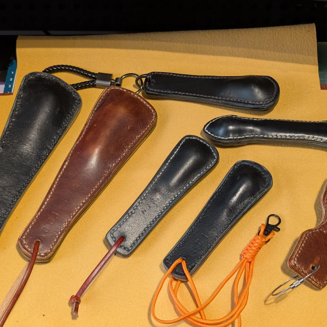 Glashammare i skinn med snodd