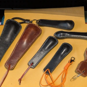 Glashammare i skinn med snodd - Glashammare i läder och bly som är handsydda. Polisen använde såna här innan teleskopbattongen kom. Läder på utsidan, bly på insidan. Samlarobjekt! Bra för att få upp rutan vid eventuell olycka med bilen. Priset är redan rabatterat.