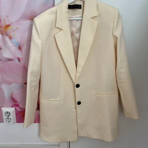 Ljus gul elegant blazer  - En mellanlång chick blazer. Med två fickor varsin sida och knappar. Perfekt för sommaren och vår. Säljs pga använder inte❤️