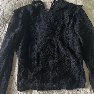 Spets topp från Zara - Säljer en jättefin spets topp från Zara! Lite mer täckande framtill och mer genomskinlig baktill. Knappast använd💕