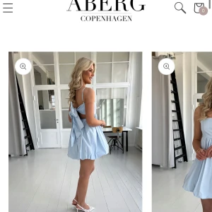 Ljusblå kortklänning med rosett från Aberg Copenhagen - Supersöt ljusblå kortklänning med volang och stor rosett i ryggen. Klänningen är ärmlös och har en luftig passform, perfekt för varma dagar. Snygg och trendig design som passar dig som vill sticka ut. Köpte för 600 SEK!