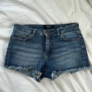 Blå jeansshorts med fransar från Reserved - Snygga blå jeansshorts från Reserved.