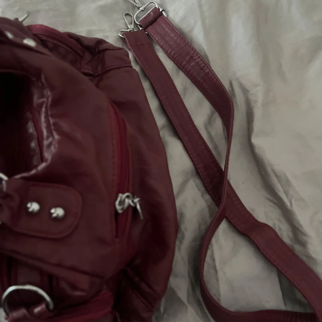 Vinröd axelväska - 1