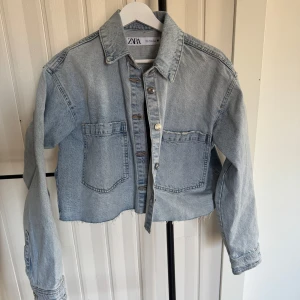 Jeansjacka - Kort croppad jeansjacka från Zara i blå färg, suuuuper snygg