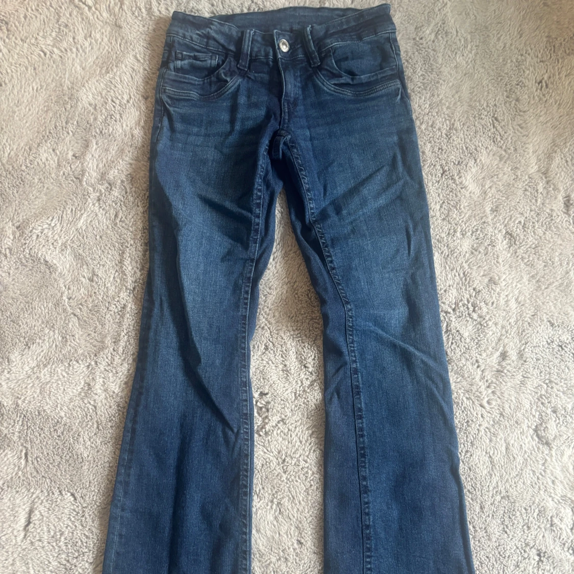 Mörkblå lågmidjade jeans utsvängda - 1