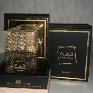 Lattafa khamrah  - Exklusiv parfymflaska i glas med geometriskt mönster och gulddetaljer. Khamrah från Lattafa kommer i en lyxig svart och guld ask. Flaskan rymmer 100 ml och har en elegant, fyrkantig form som ger en lyxig känsla. 20ml kvar. Min favorit parfym. Kontakta om du är intresserad👍🏼