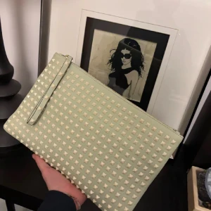 Valentino clutch - Säljer en sjukt snygg valentino clutch i otroligt bra sick köpt på vestier collective, självklart autentiskt pris kan diskuteras vid snabb affär endast seriösa köpare Sicka gärna pris förlaga ny pris ca 8500kr