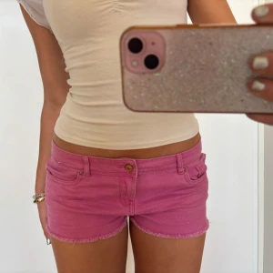 Mörkrosa jeansshorts  - Såå snygga lågmidjade vintage rosa jeansshorts , jag är 168 och det är mina bilder, köp via köp nu direkt eller Swish, kvar tills markerad som såld 💖midjemått på bilden 