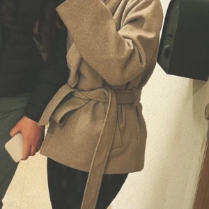Beige kappa - 2 fickor, varm och skön, använder knappt den så vill sälja bort den köpte den för 600.