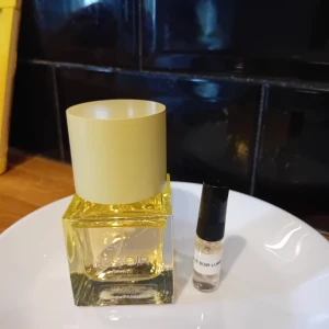 Caia La soliere lumiere - Säljer en splitt av Caias Le soir lumiere i glasdekadent med sprayfunktion 3 ml. Finns 1 st.  40 kr.  