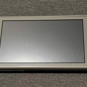 Nintendo Switch Lite - Säljer mitt Nintendo switch lite för jag har köpt en annat switch. Den funkar precis som den ska och är i bra skick. Det är lite repor på fram och baksidan men dom påverkan inte användningen.    Allt som ingår är i bra skick och noggrant rengjort.  Det som ingår är - laddare - Nytt fodral med grip (använt en gång) - Fodral med grip - Skyddsglas 